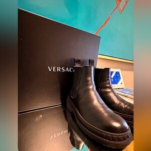 Kids Versace boots size 30. Like new.